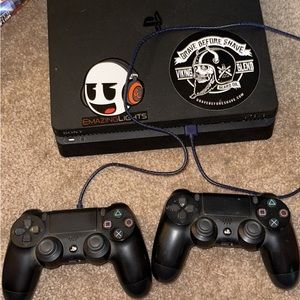PS4 slim with 5 games great condition and 2 controllers with all connections